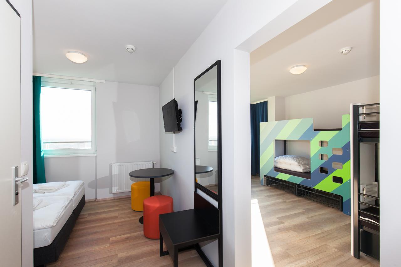 Posto Letto in Dormitorio Femminile con 8 Letti